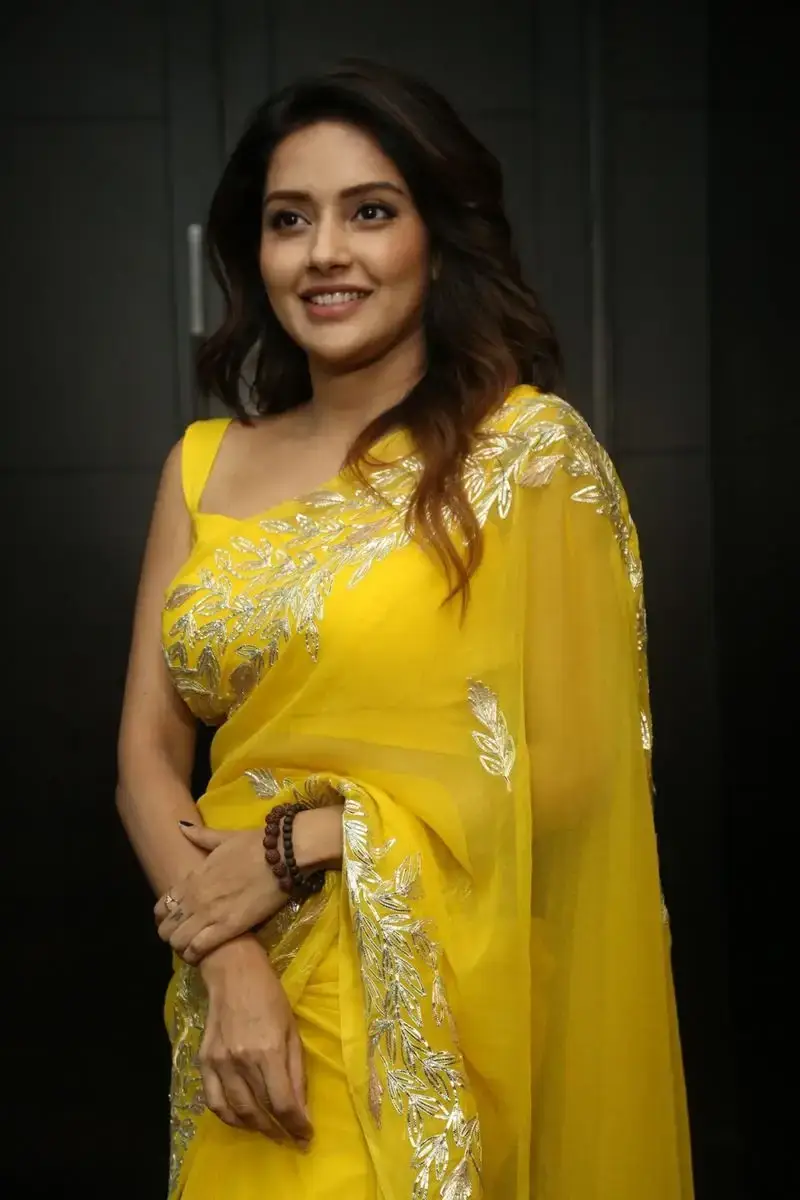 MALAYALAM ACTRESS MAHIMA NAMBIAR IMAGES IN YELLOW SAREE 8